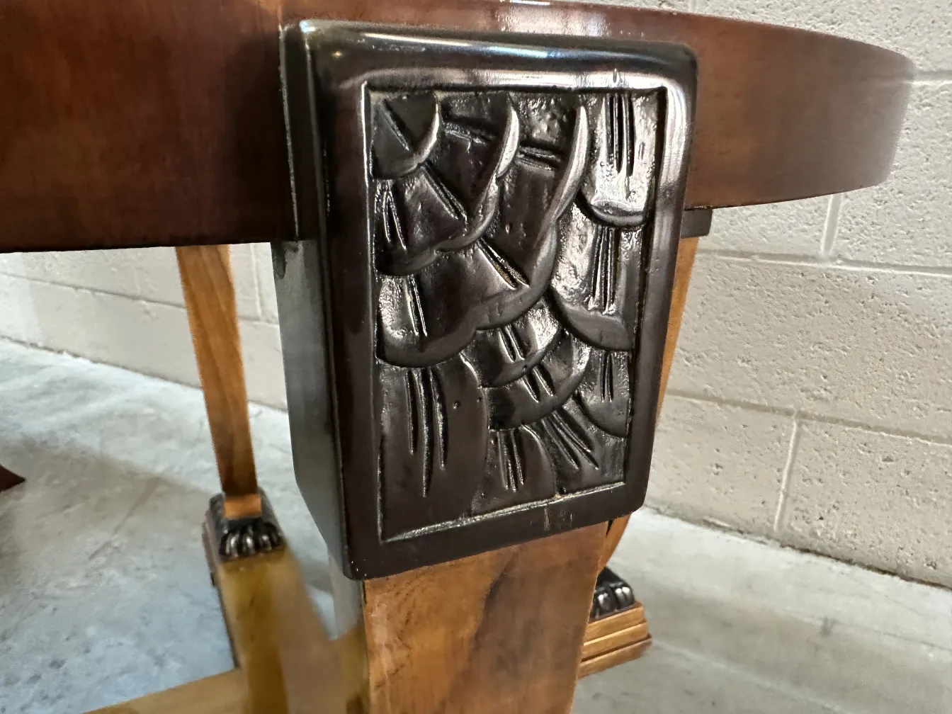 Tavolino da caffè antico con dettagli decorativi in un ambiente elegante.