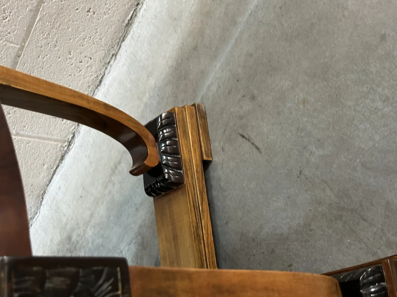 tavolino da caffè antico con dettagli eleganti e design sofisticato su sfondo chiaro