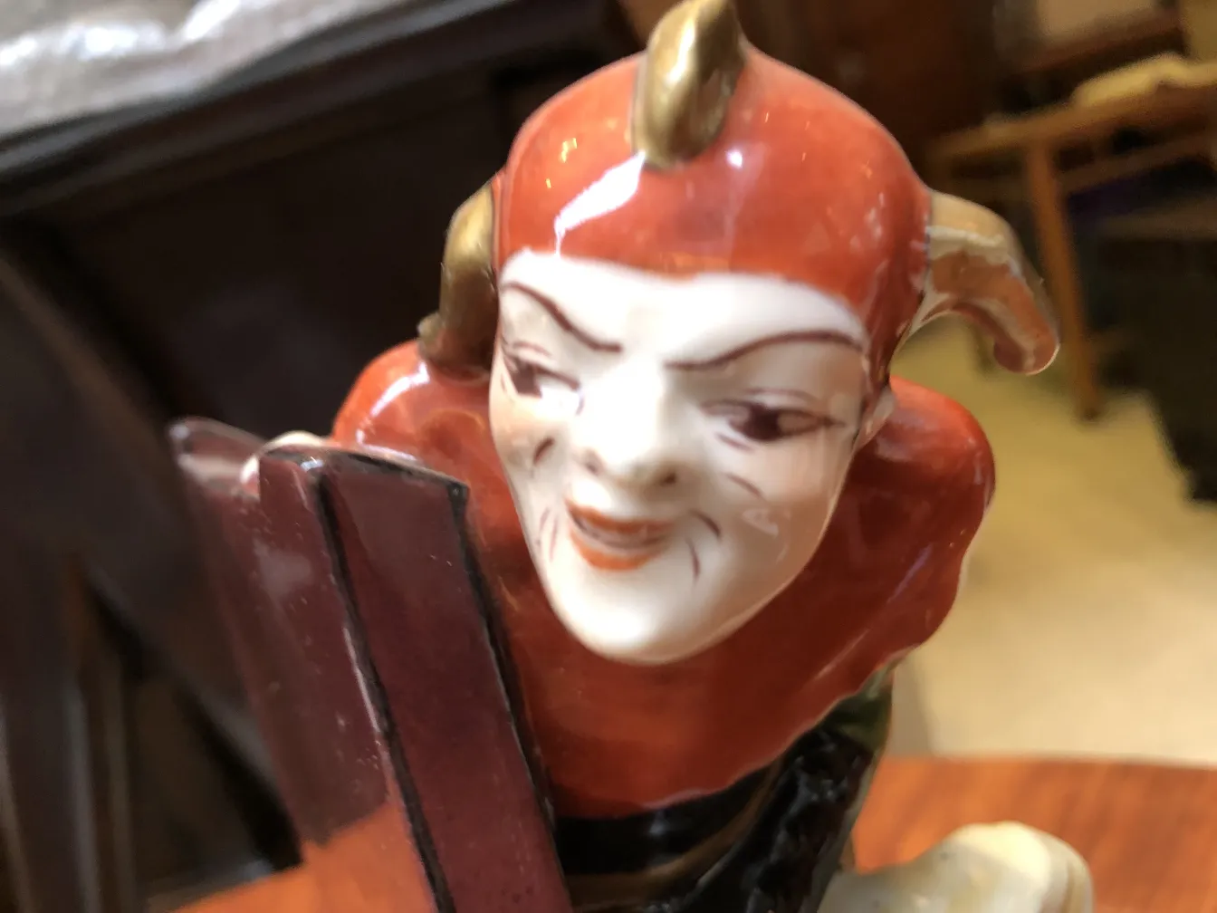 古典风格的艺术新潮书挡，带小丑人物，适合经典书房。