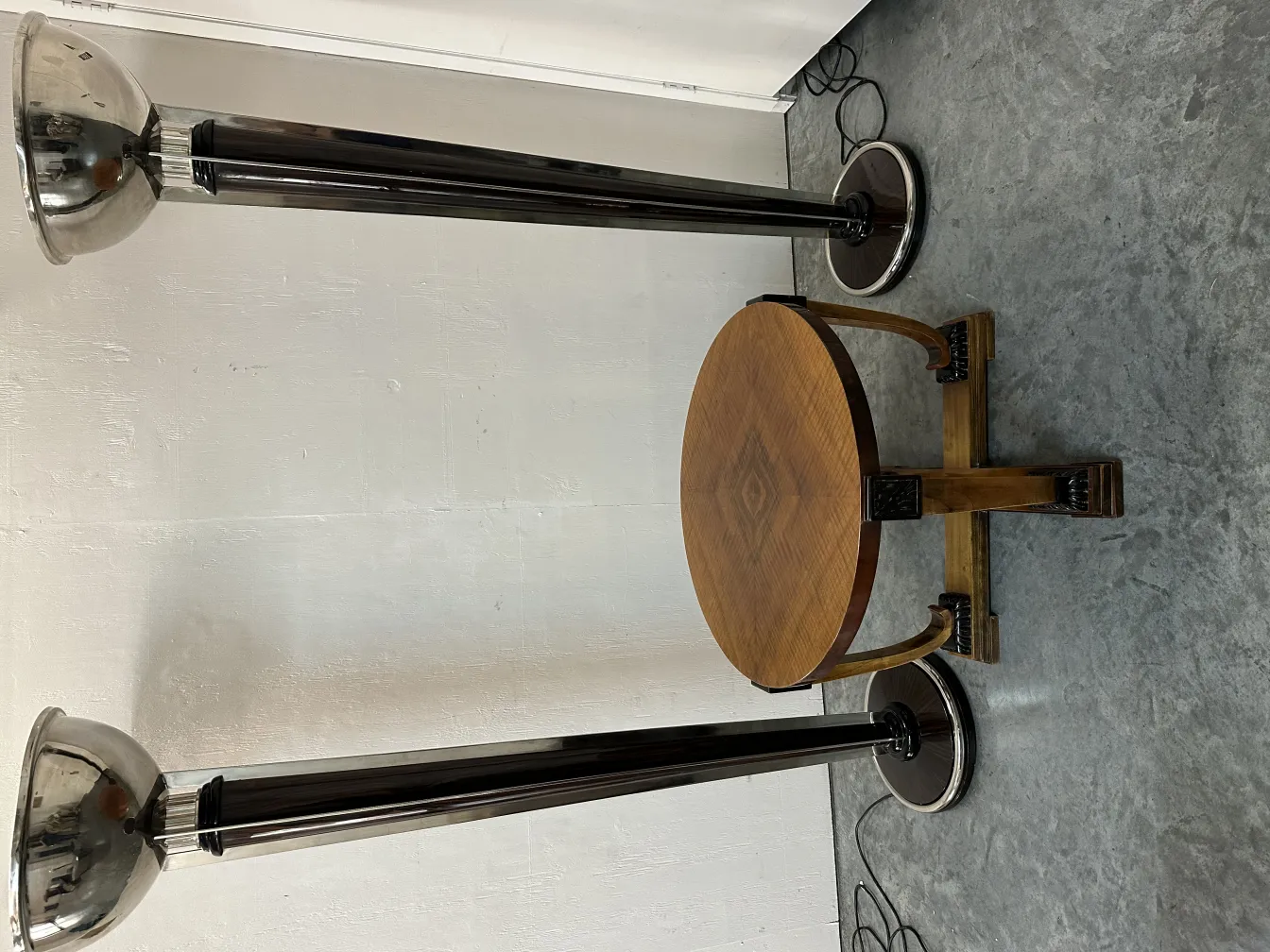 mesa de centro antiga com lâmpadas em ambiente moderno