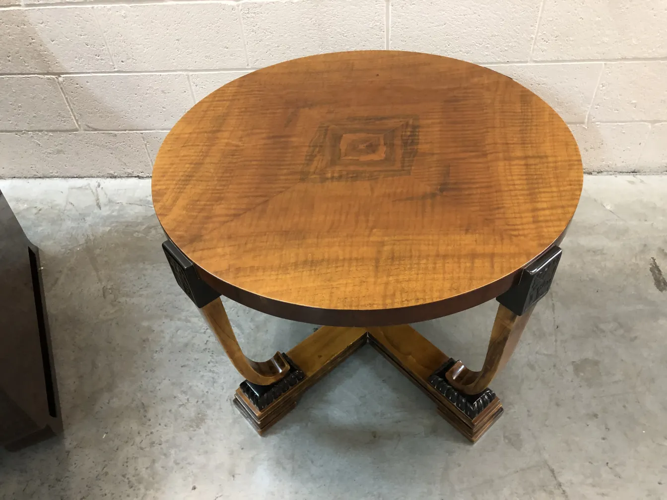 table basse ronde antique avec base décorative