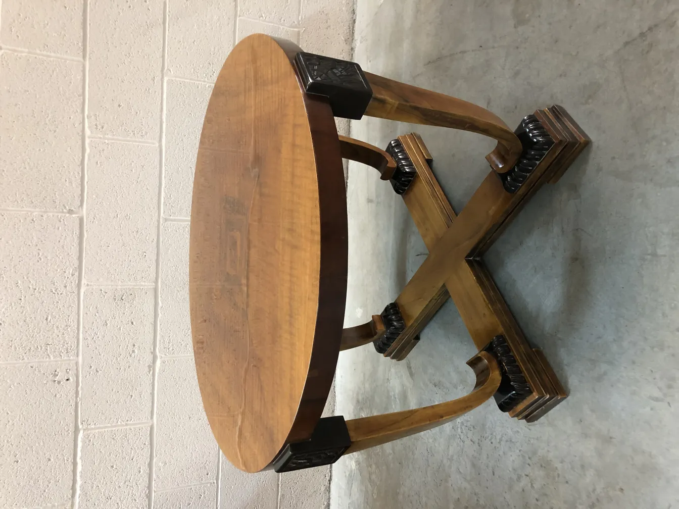 mesa de centro antiga com base decorativa em X