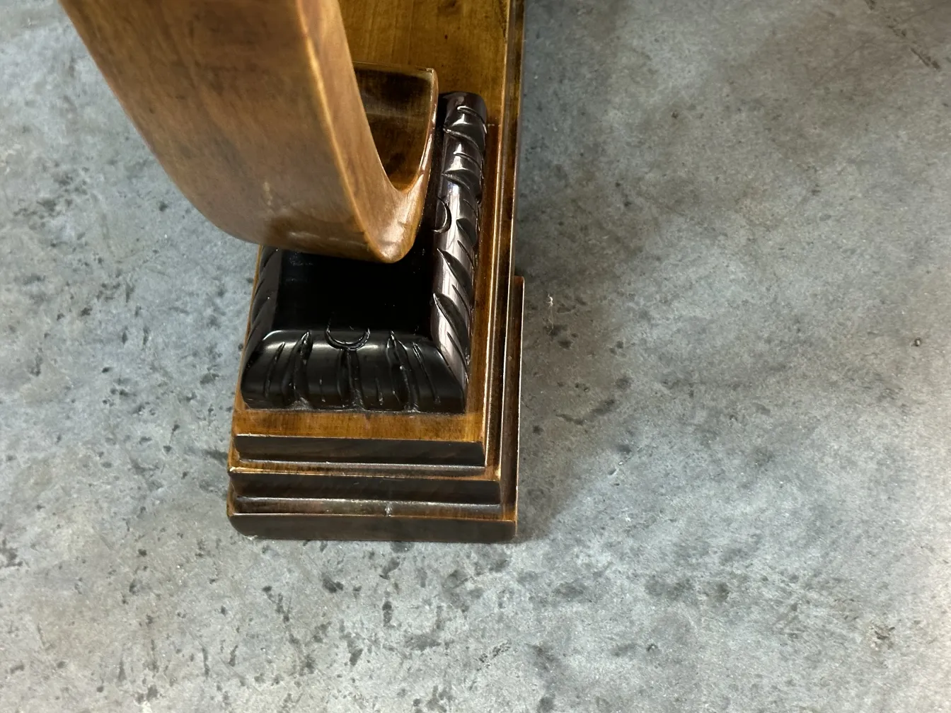 mesa de centro antiga com detalhes na base