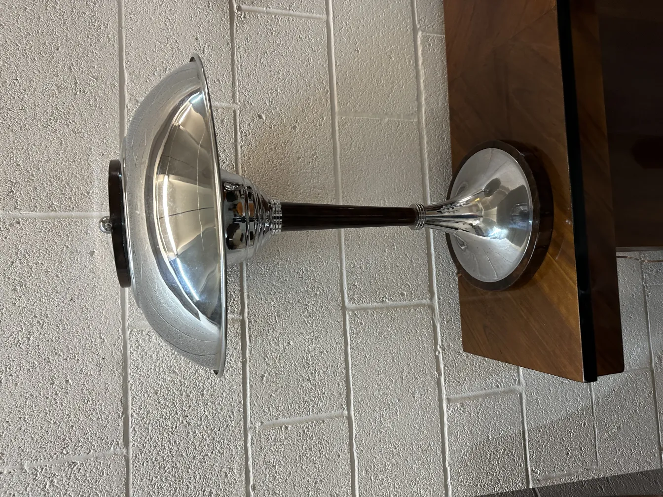 tavolino da caffè antico circondato da decorazioni stilizzate