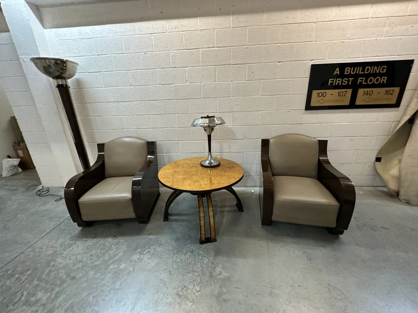 Table basse ancienne avec un design élégant dans un cadre moderne