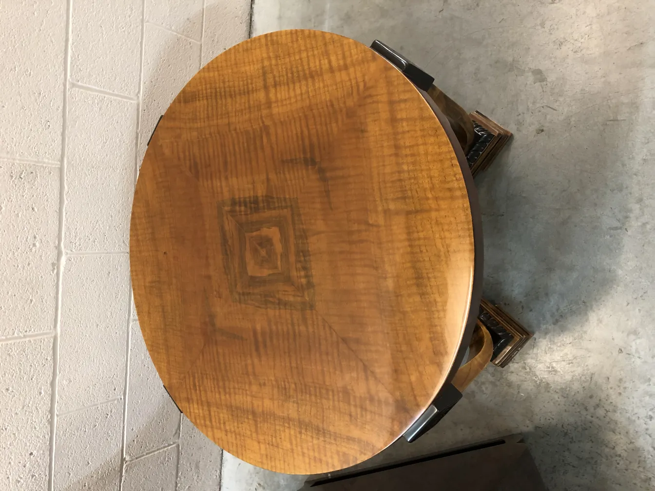 vue supérieure d'une table basse antique ovale