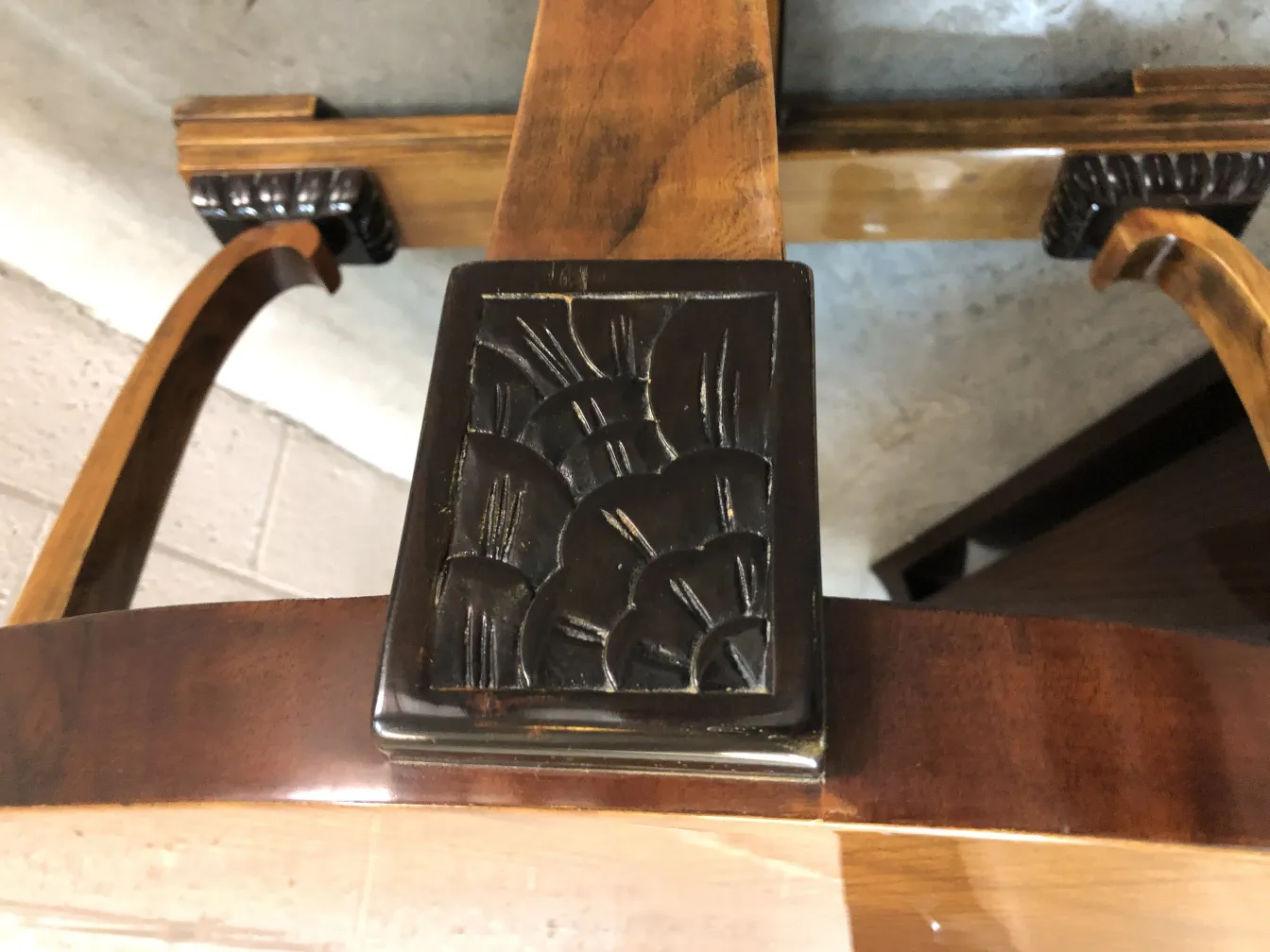 Antiker Couchtisch mit geschnitztem Design an der Basis, warme Atmosphäre.