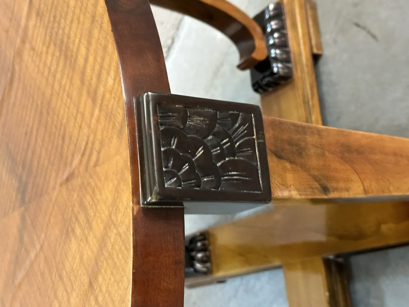 vue rapprochée d'une table basse ancienne avec des détails décoratifs