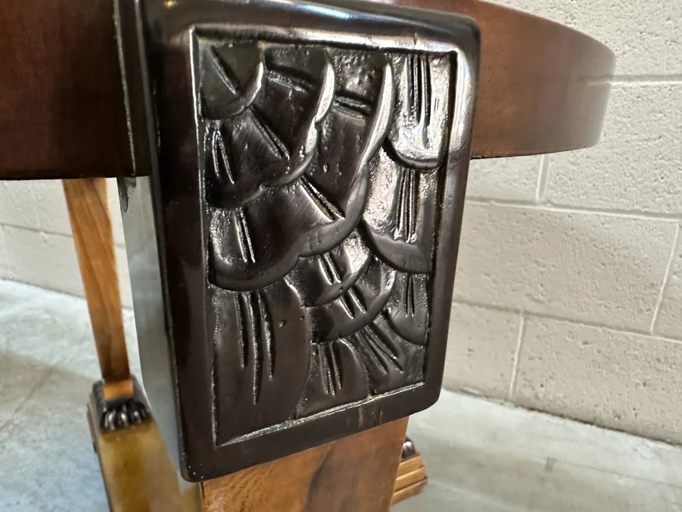 mesa de centro com entalhe detalhado na base, em um ambiente aconchegante