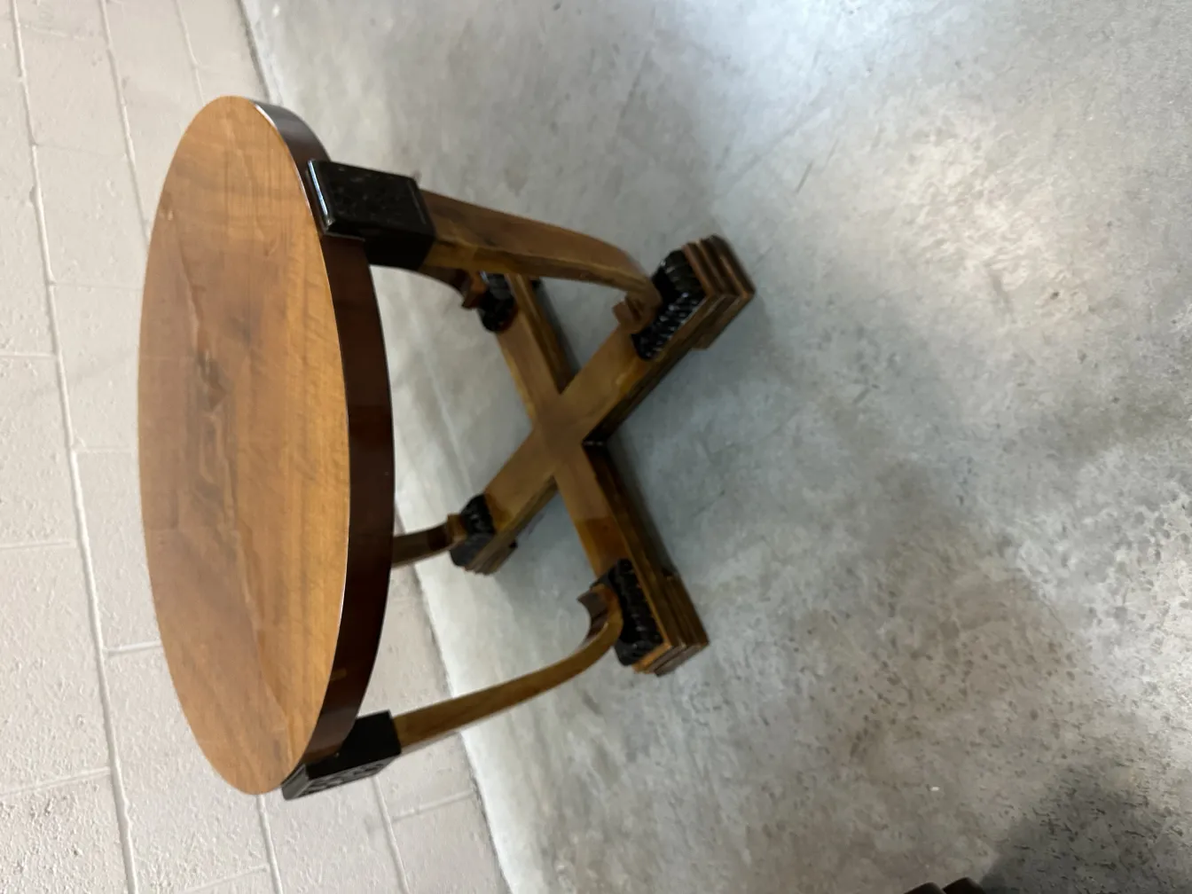 tavolino da caffè antico con design curvo e gambe pronunciate in un ambiente minimalista