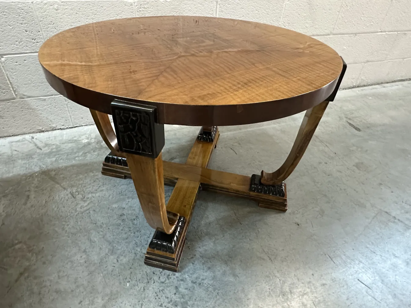 mesa ratona antigua con superficie circular y patas decorativas