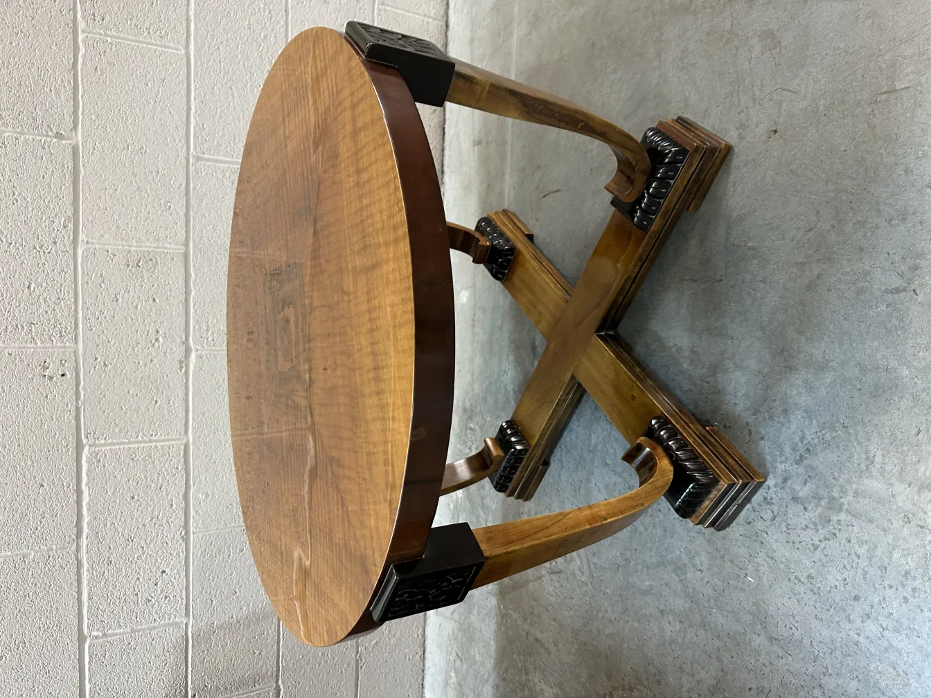 Table basse ancienne avec détails décoratifs, dans un environnement neutre