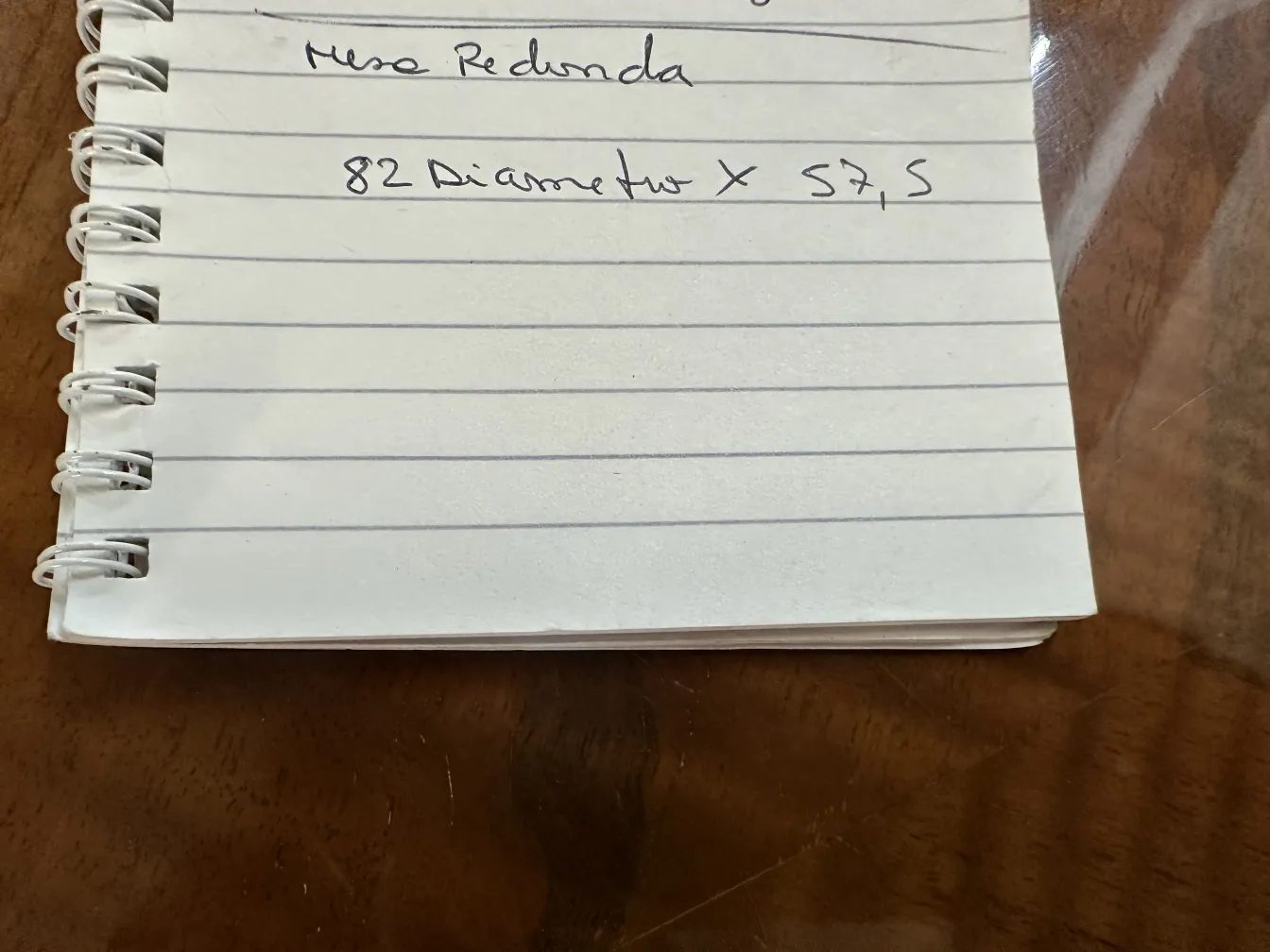 Table basse antique ronde dans un cadre confortable