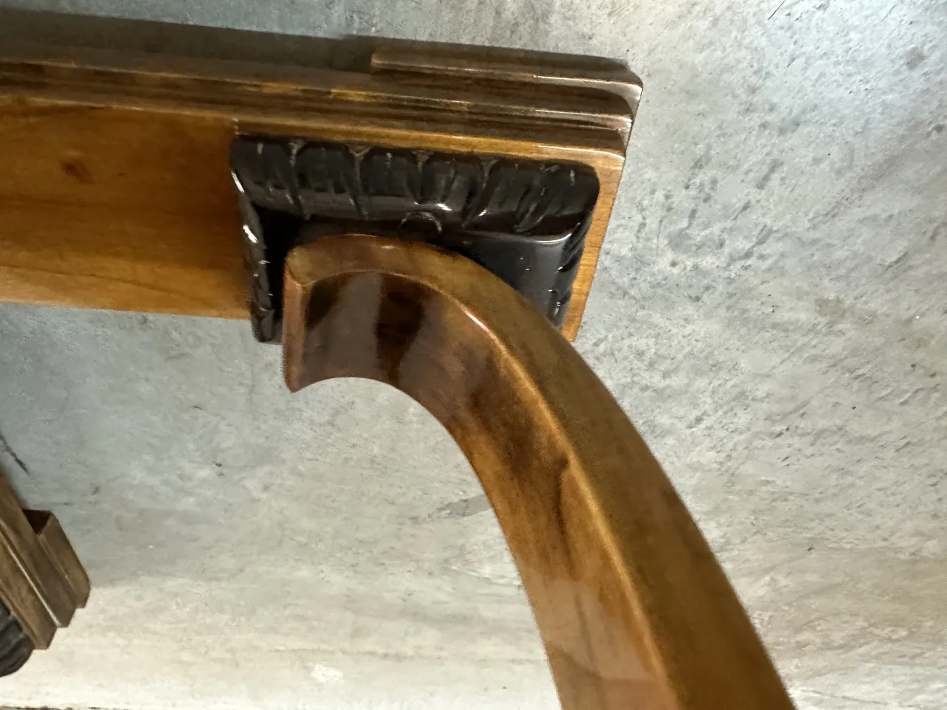 Ansicht eines antiken Couchtischs mit geschnitzten Ornamenten in einem klassischen Ambiente.