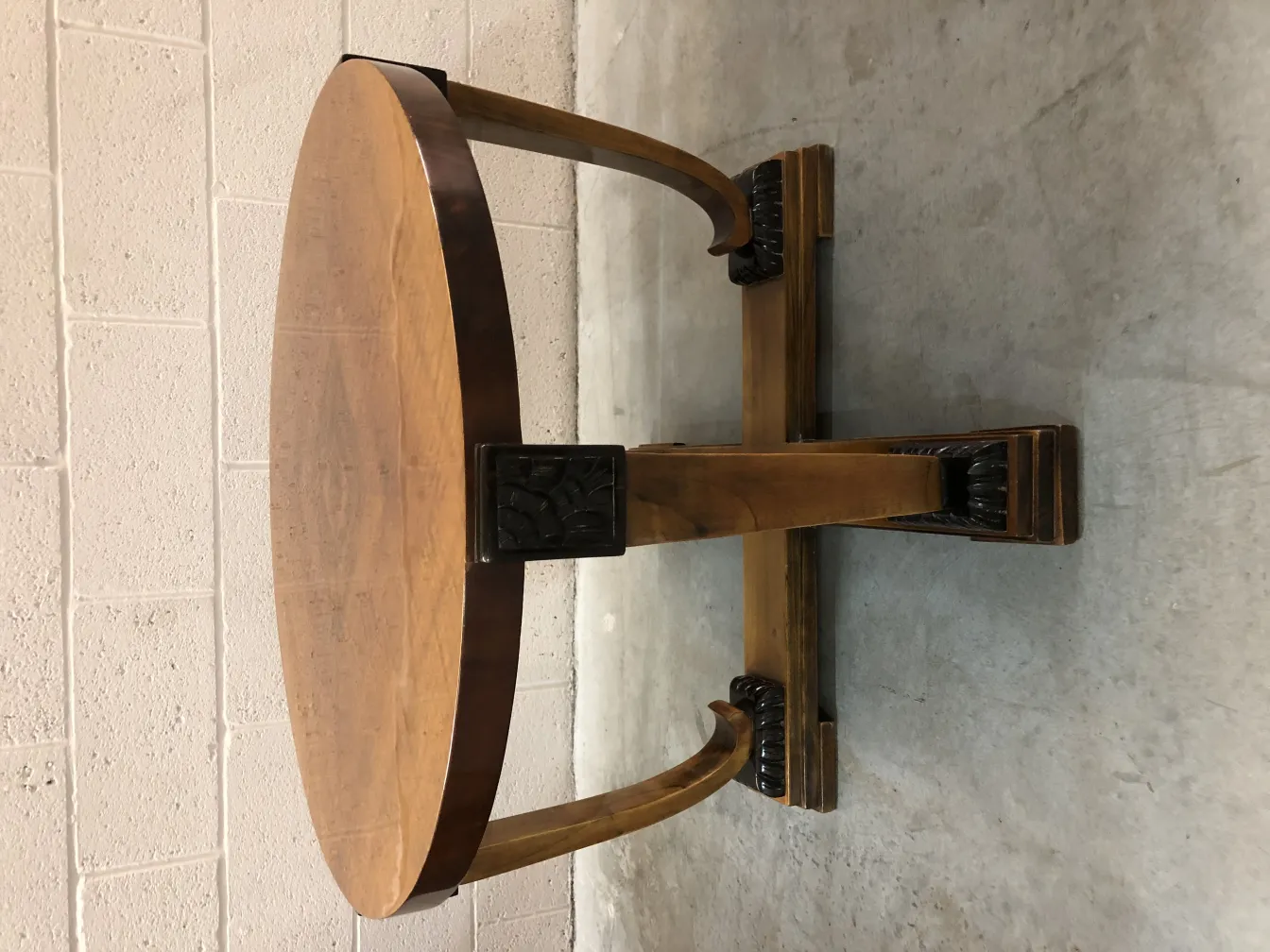 mesa de centro antiga oval com base decorativa clássica