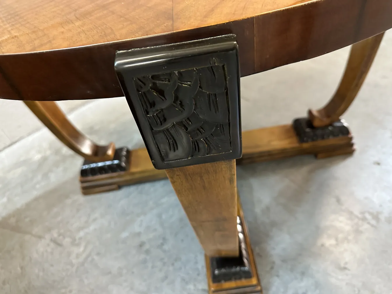 mesa de centro antiga com base ornamentada e tampo redondo