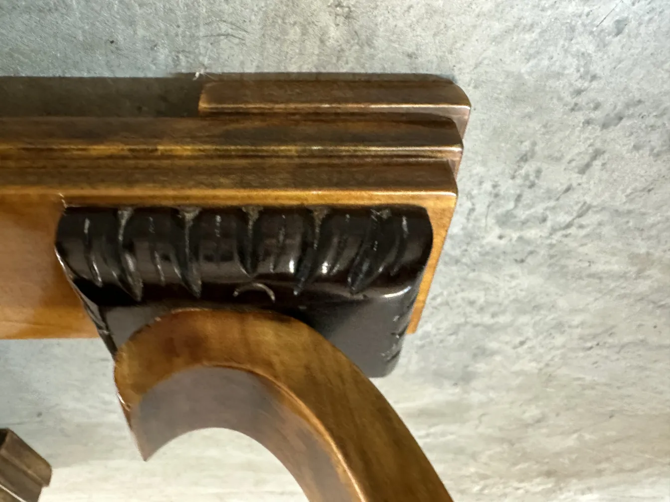 tavolino da caffè antico con gambe curve e intagli