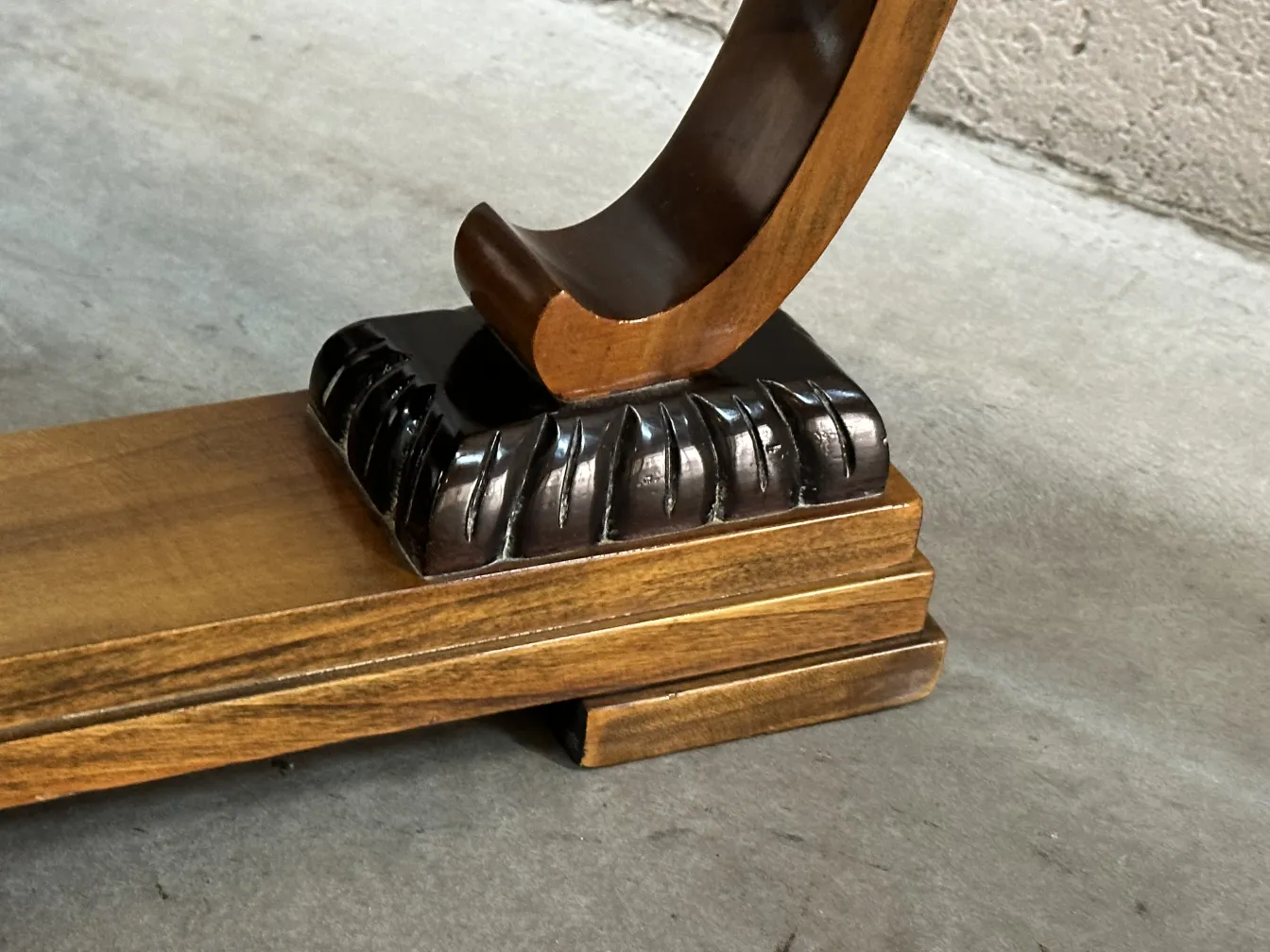 sous une table basse ancienne avec une base décorative, cadre neutre