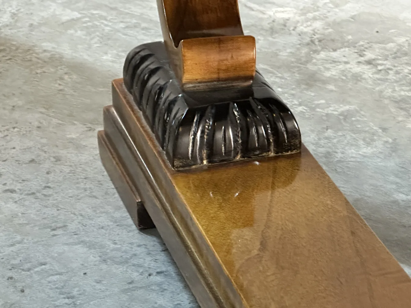 Vue d'une table basse ancienne avec une base décorative dans un cadre subtil.