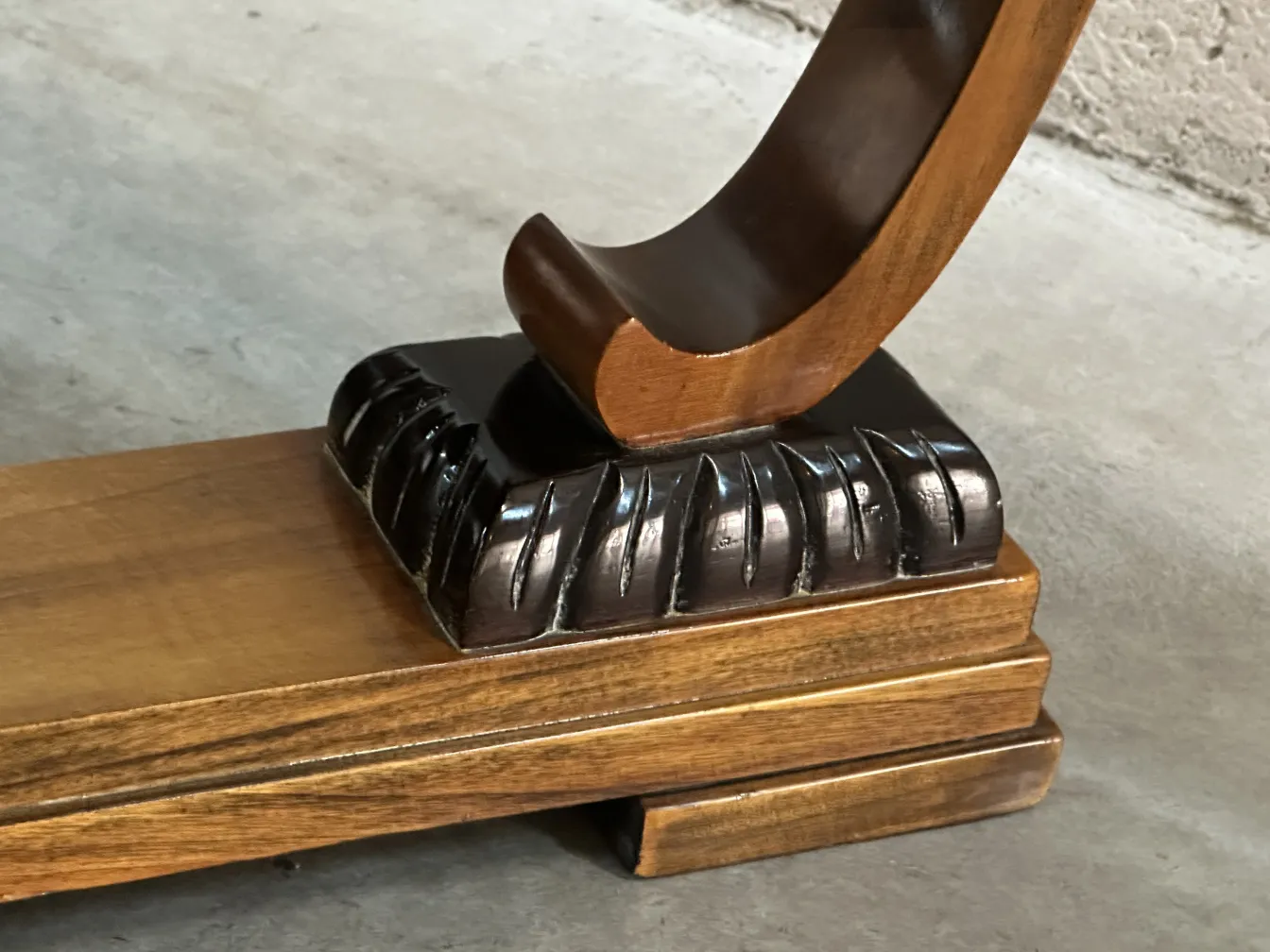 antike Couchtischbasis mit geschnitzten Details, in einer neutralen Umgebung