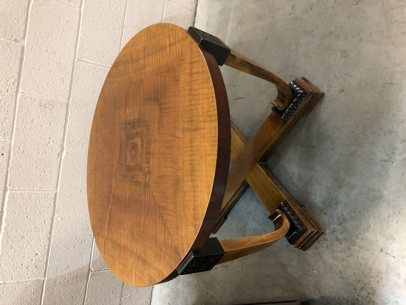 Mesa ratona antigua con un acabado elegante y patas decorativas