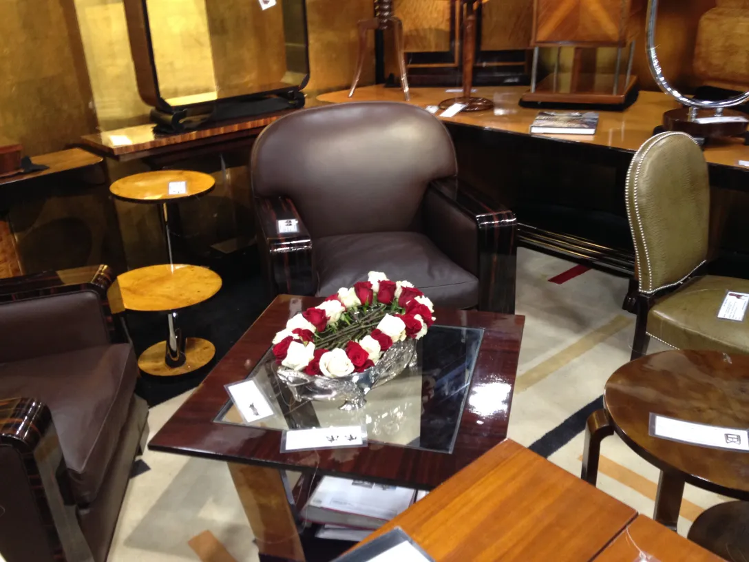 centro de mesa antigo com flores vermelhas em mesa elegante