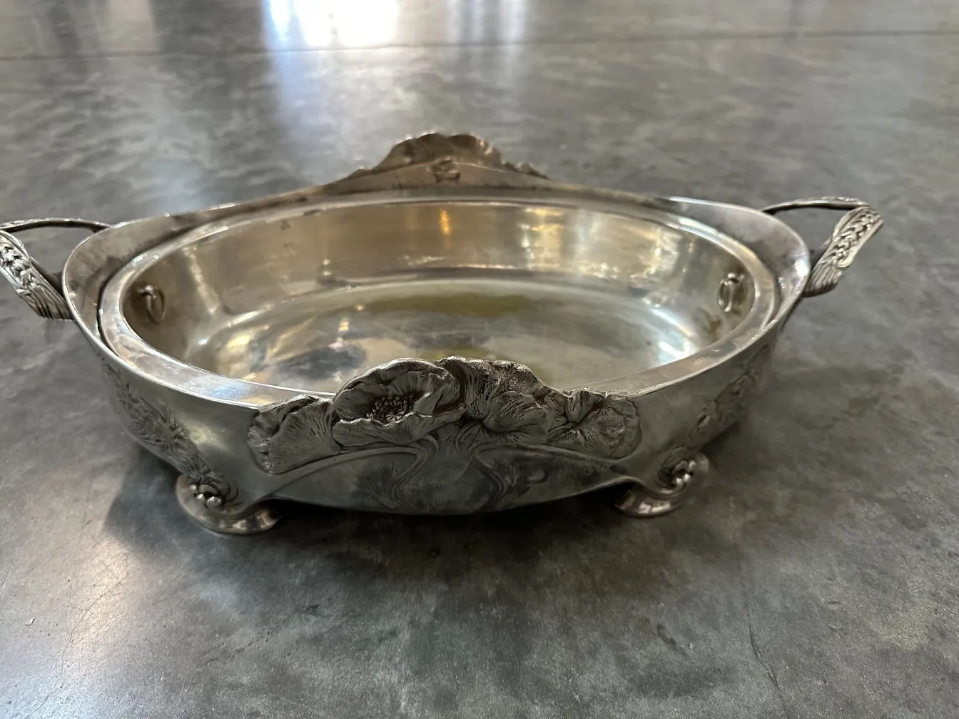 古董加利亚中心装饰品，带有装饰细节