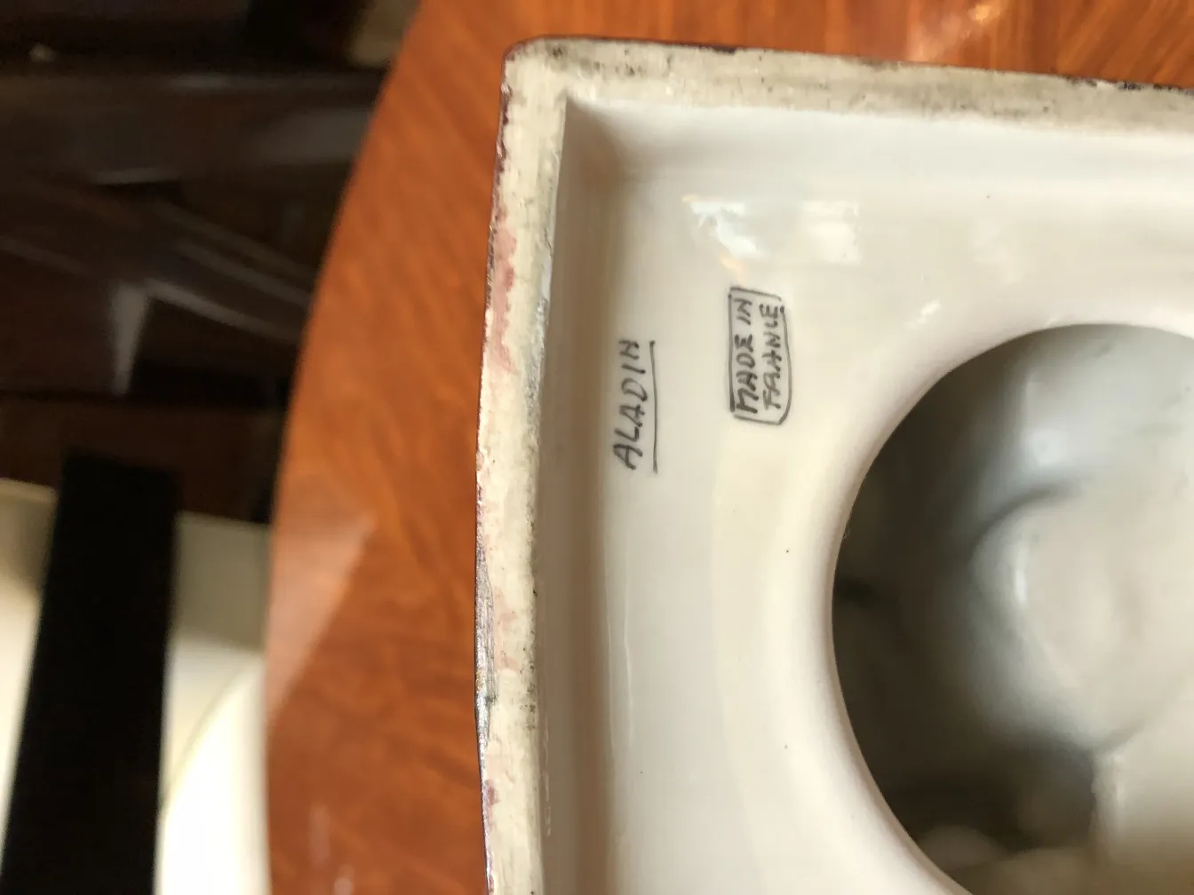 Antigos suportes para livros decorativos em uma mesa