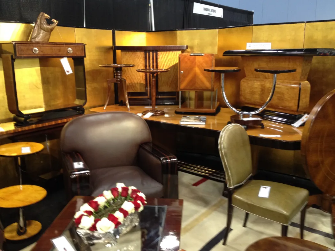 centre de table ancien dans un cadre élégant avec mobilier