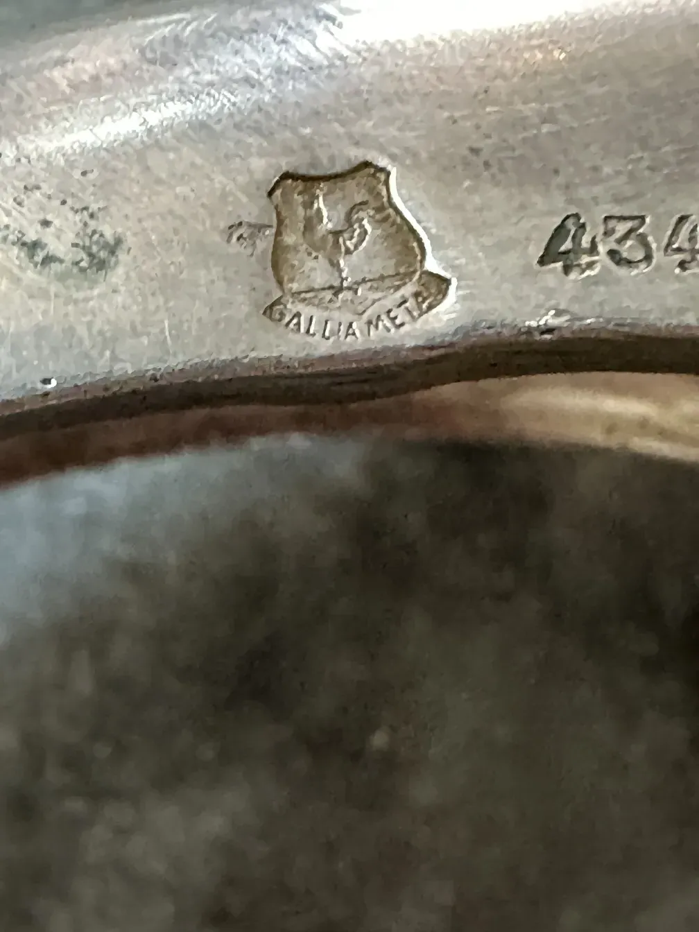 Antiker Gallia-Blumentopf mit sichtbarem Stempel