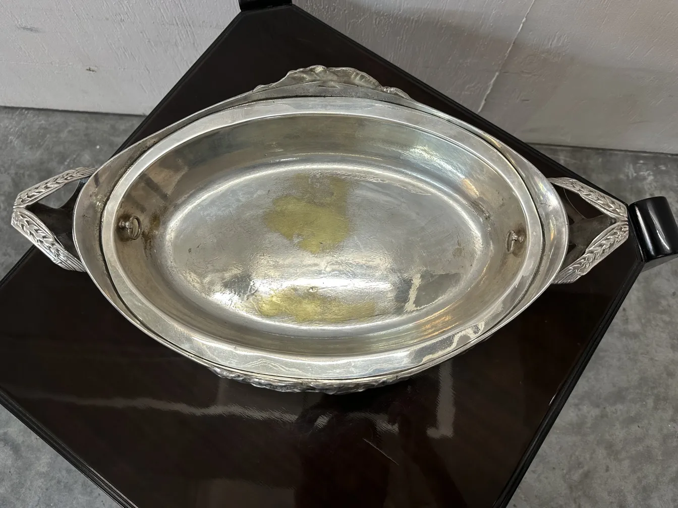 古董中心装饰品，带有优雅的装饰和把手