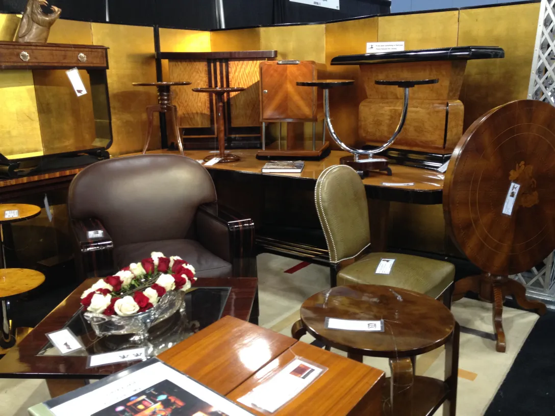 centrotavola antiquariato con fiori rossi e bianchi in un ambiente elegante