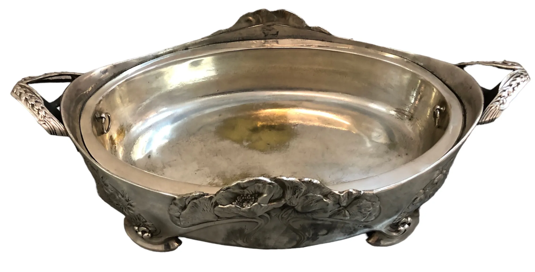 centrotavola antico con dettagli in rilievo e manici decorativi