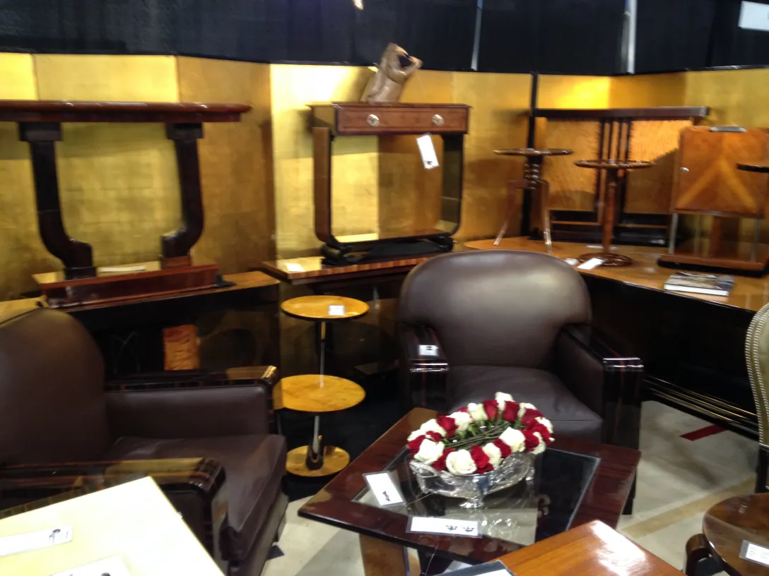 centre de table ancien avec des fleurs dans un cadre élégant