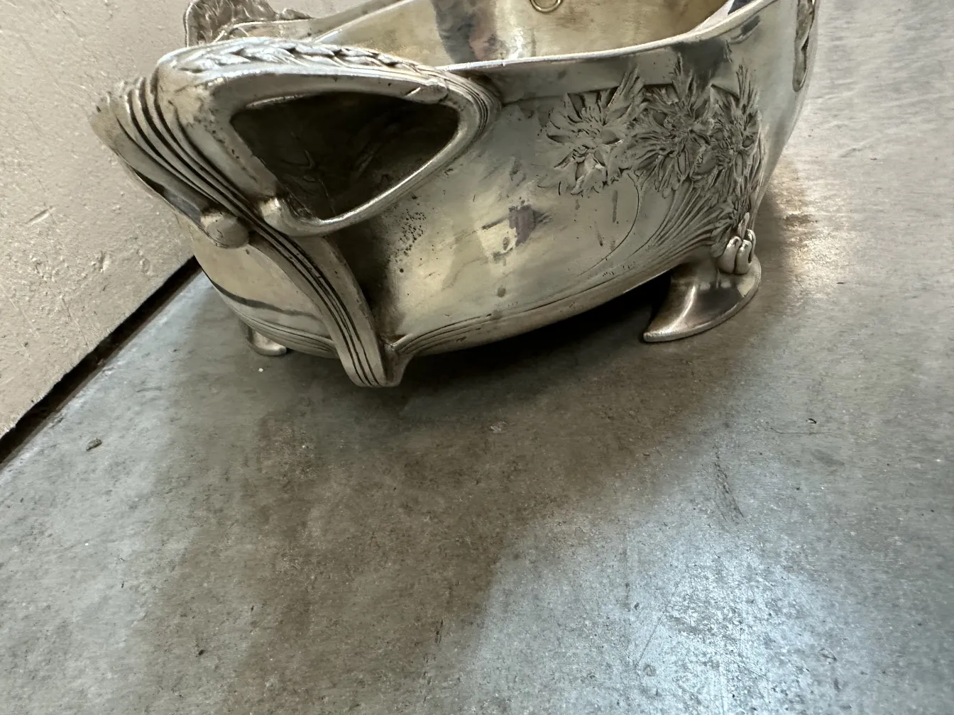 centrotavola antico con design intricato, gambe decorative