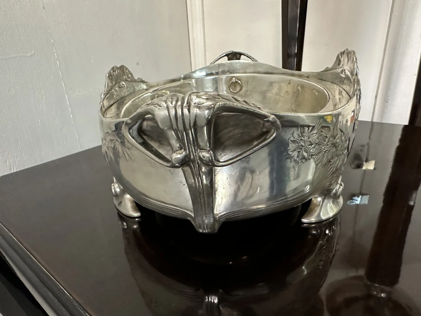 Centro de mesa antigo Gallia com detalhes florais, decorativo e elegante.