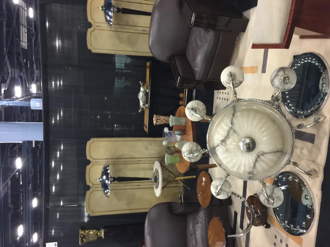 centro de mesa antigo com decorações elegantes em um ambiente aconchegante