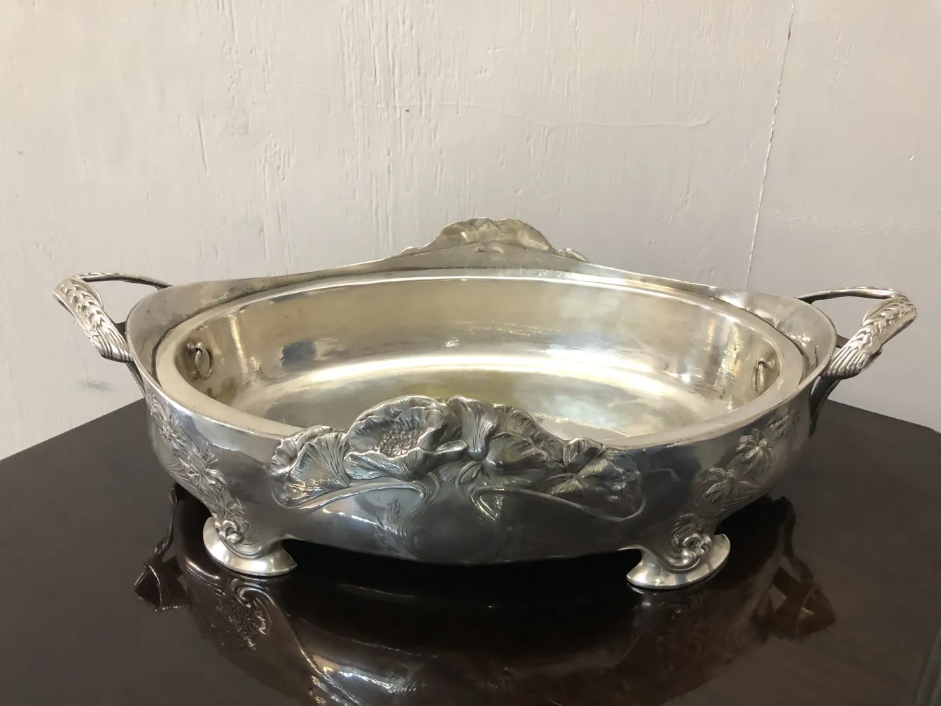 古董花卉装饰的Gallia中心装饰品