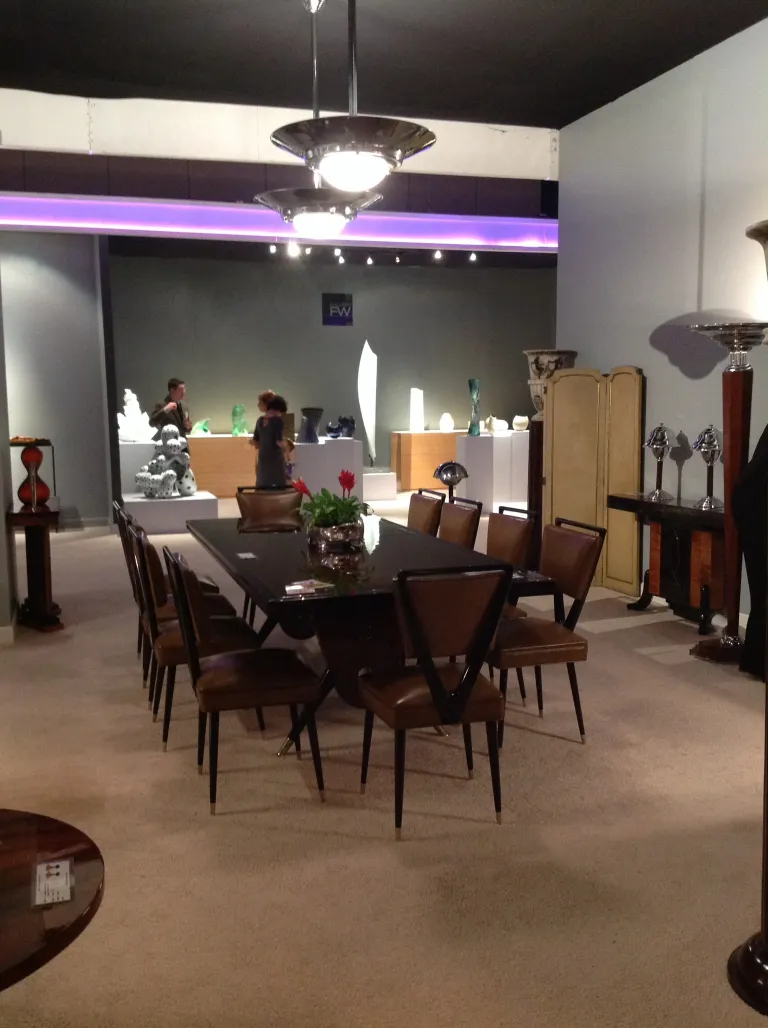 Centre de table ancien en Gallia Metal sur une table chic.