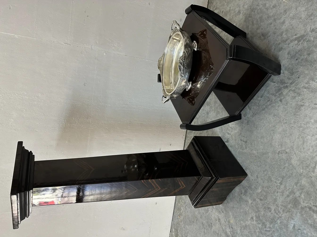 centre de table ancien avec piédestal décoratif dans un cadre élégant