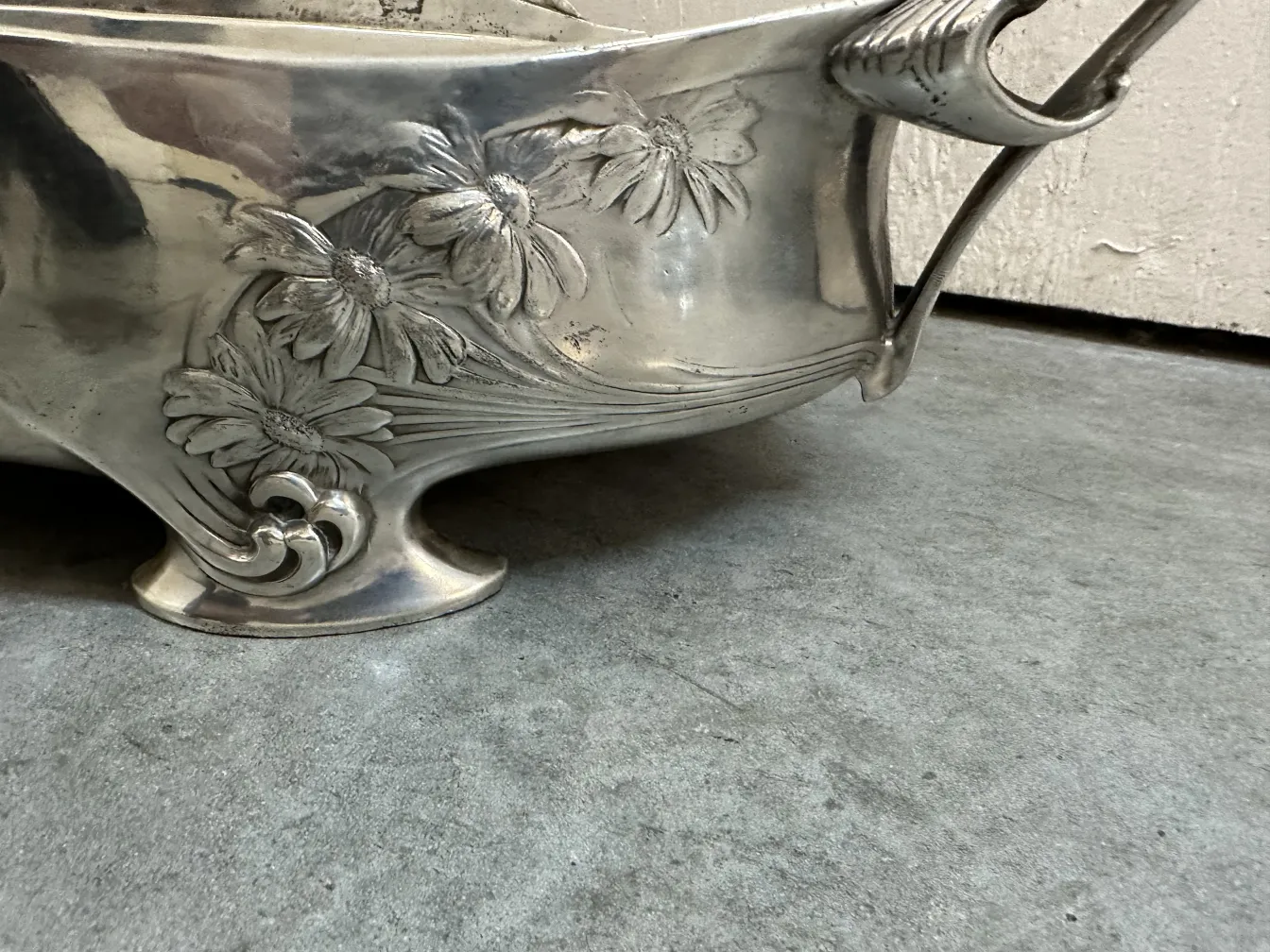 带有浮雕花卉图案的古董中心装饰品, 装饰性