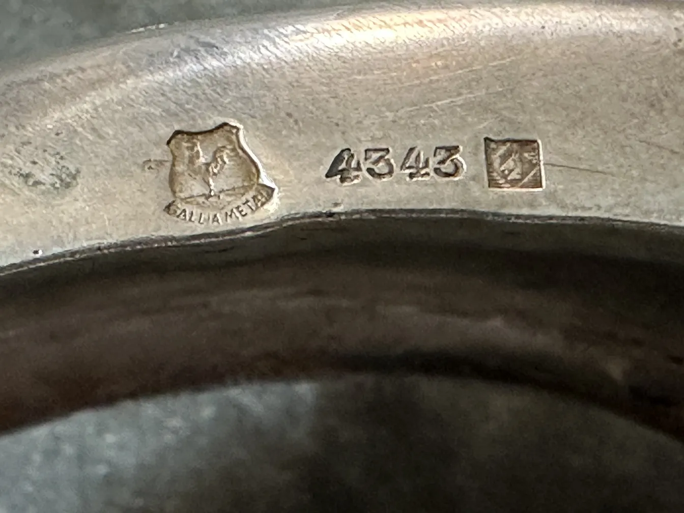 jardinera antigua con sello de gallia metal y número 4343.