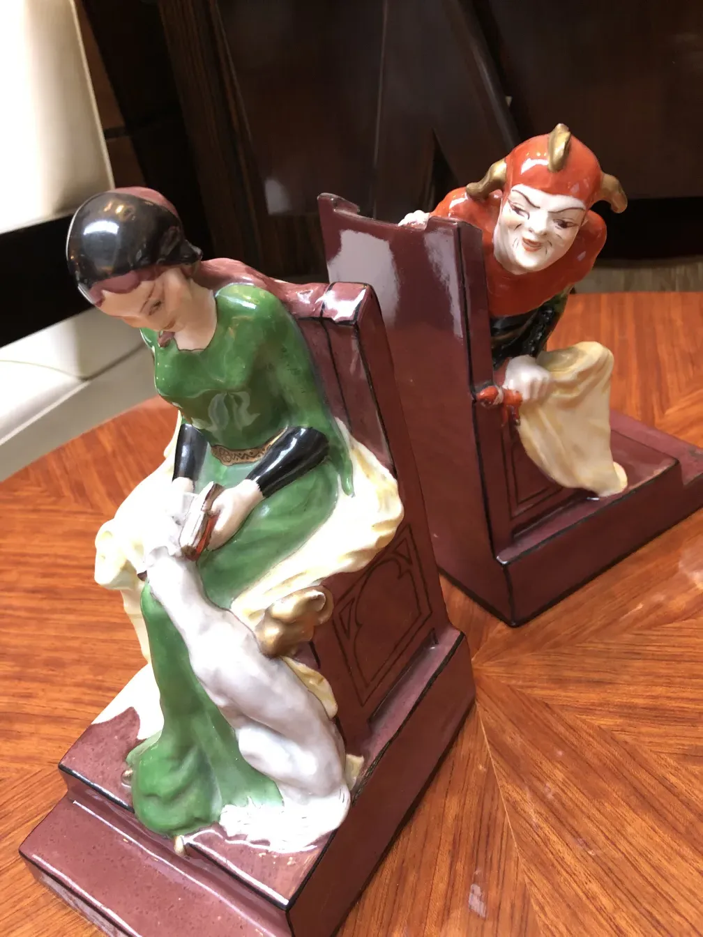 Suportes para livros antigos com figuras em estilo Art Nouveau.