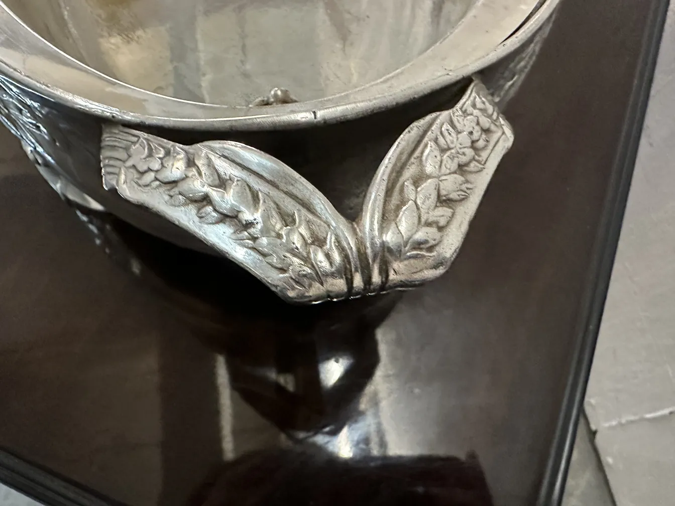 Antique centerpiece with decorative edge, gallia style.