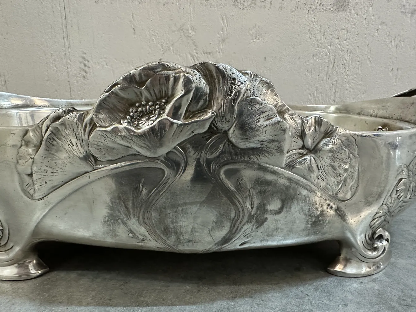 antiker gallia blumentopf mit floralen details