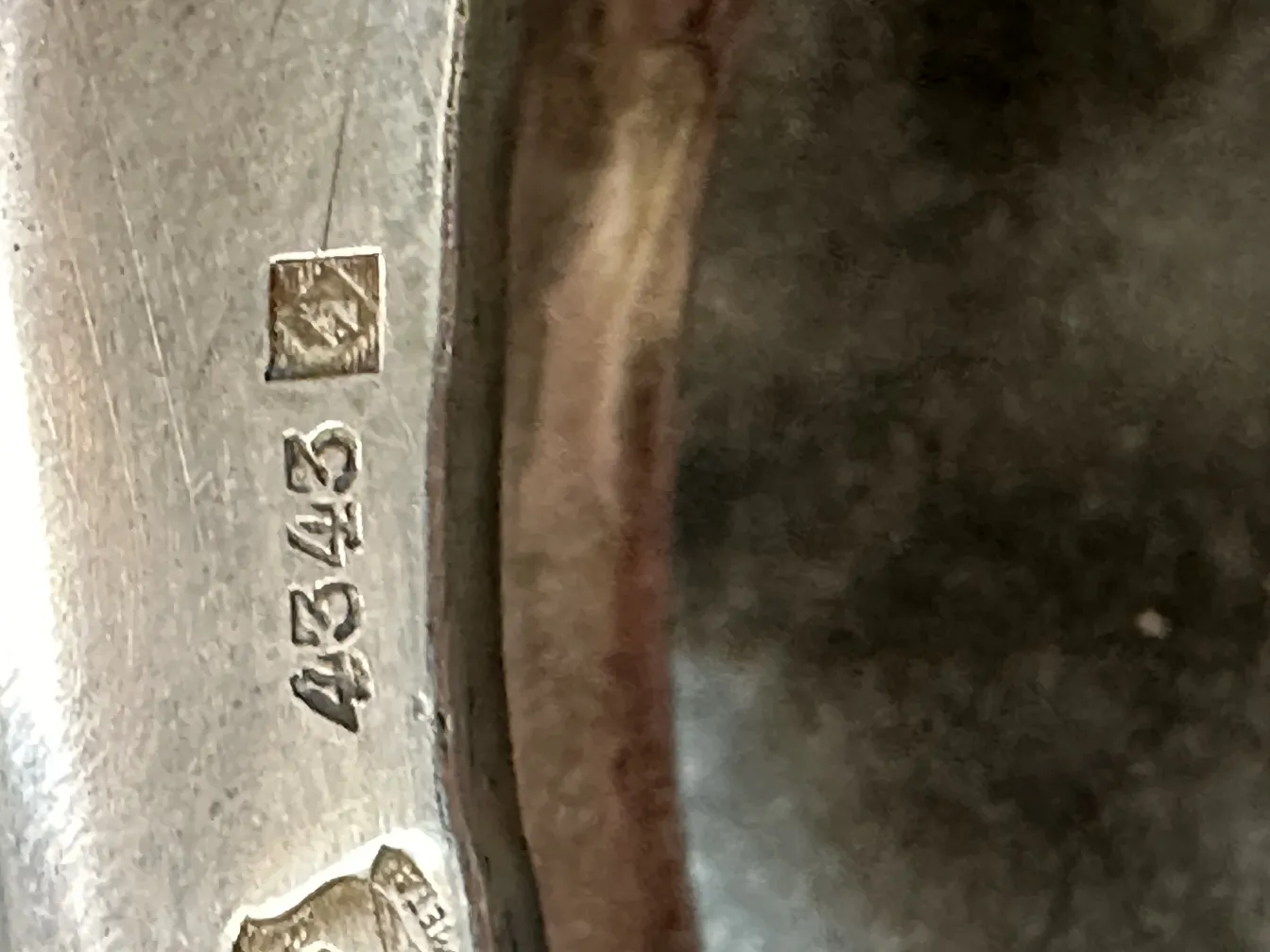 detail eines antiken gallia metall blumentopfs