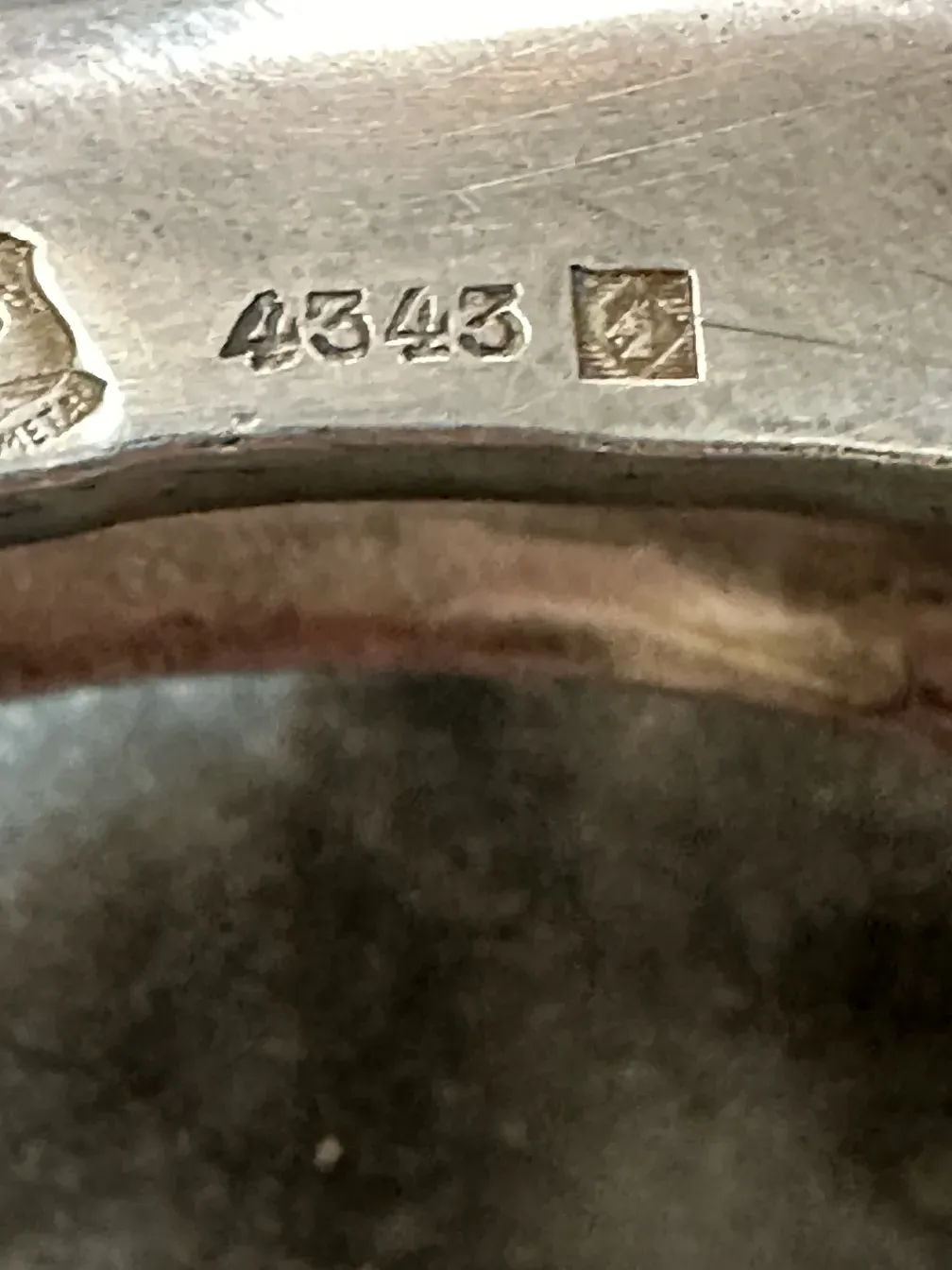 古董中心装饰品加利亚，设计优雅，配以经典环境。