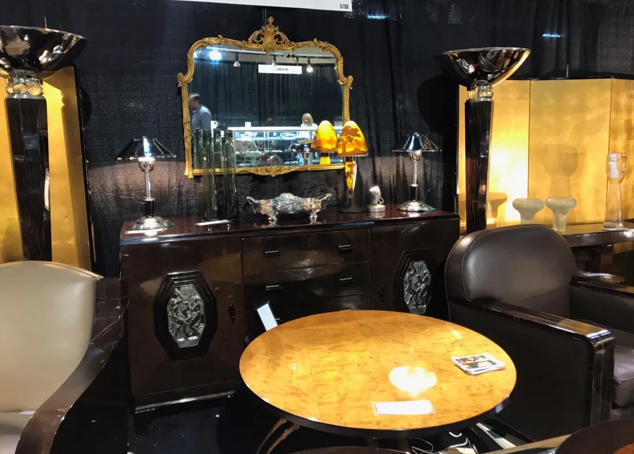 centro de mesa antigo com design elegante em ambiente clássico