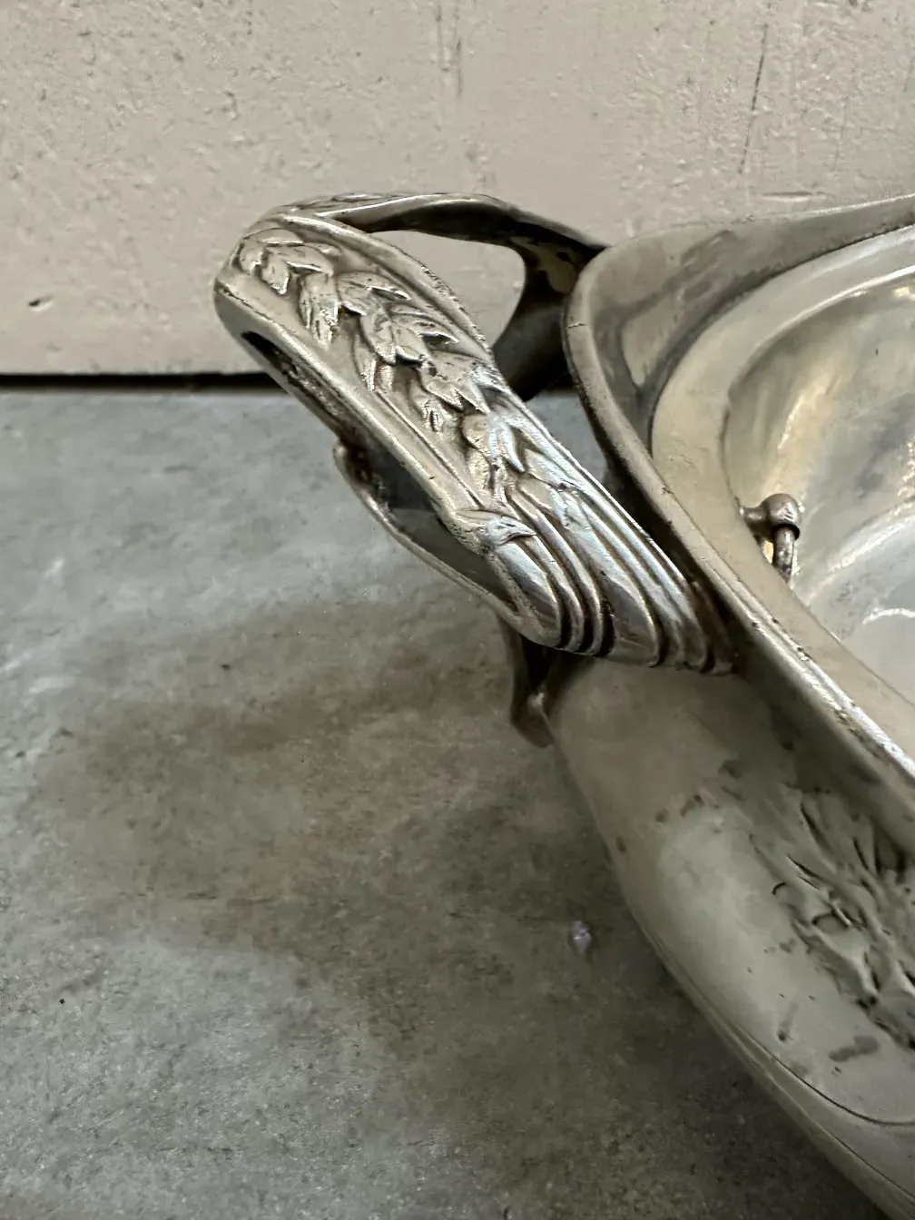 Centrotavola Gallia decorativo con dettagli, antico.