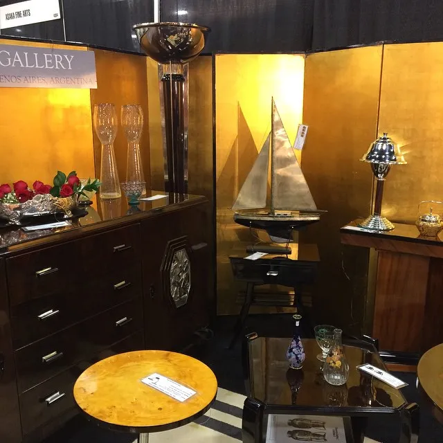 centro de mesa antigo de Gallia Metal em um ambiente decorativo